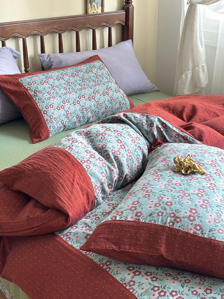 Luxurious reversible bedding set with bow details — product view 3