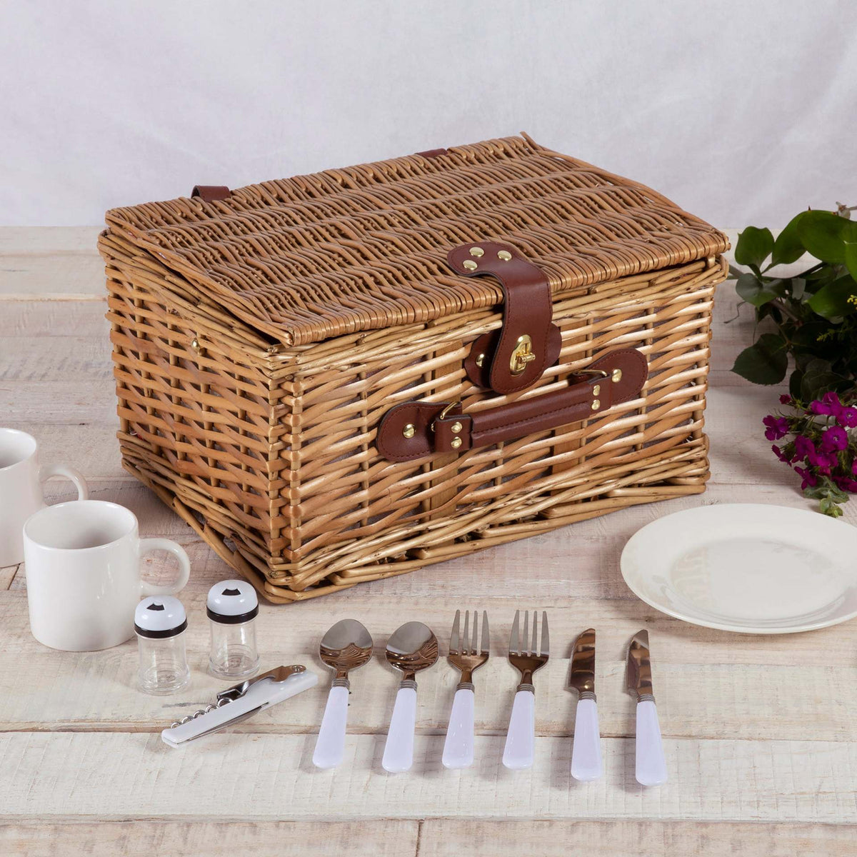 Women's picnic basket with integrated dish set and decorative inner lining LoungeYard — product view 3