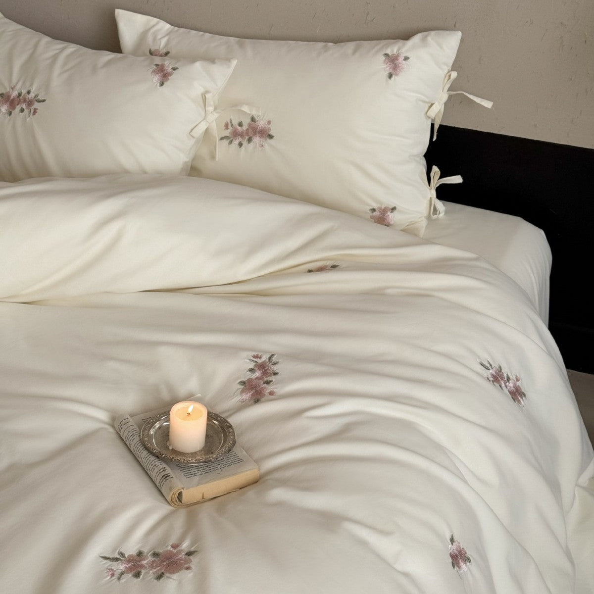 High-quality cotton bedding set with embroidered floral accents — product view 3