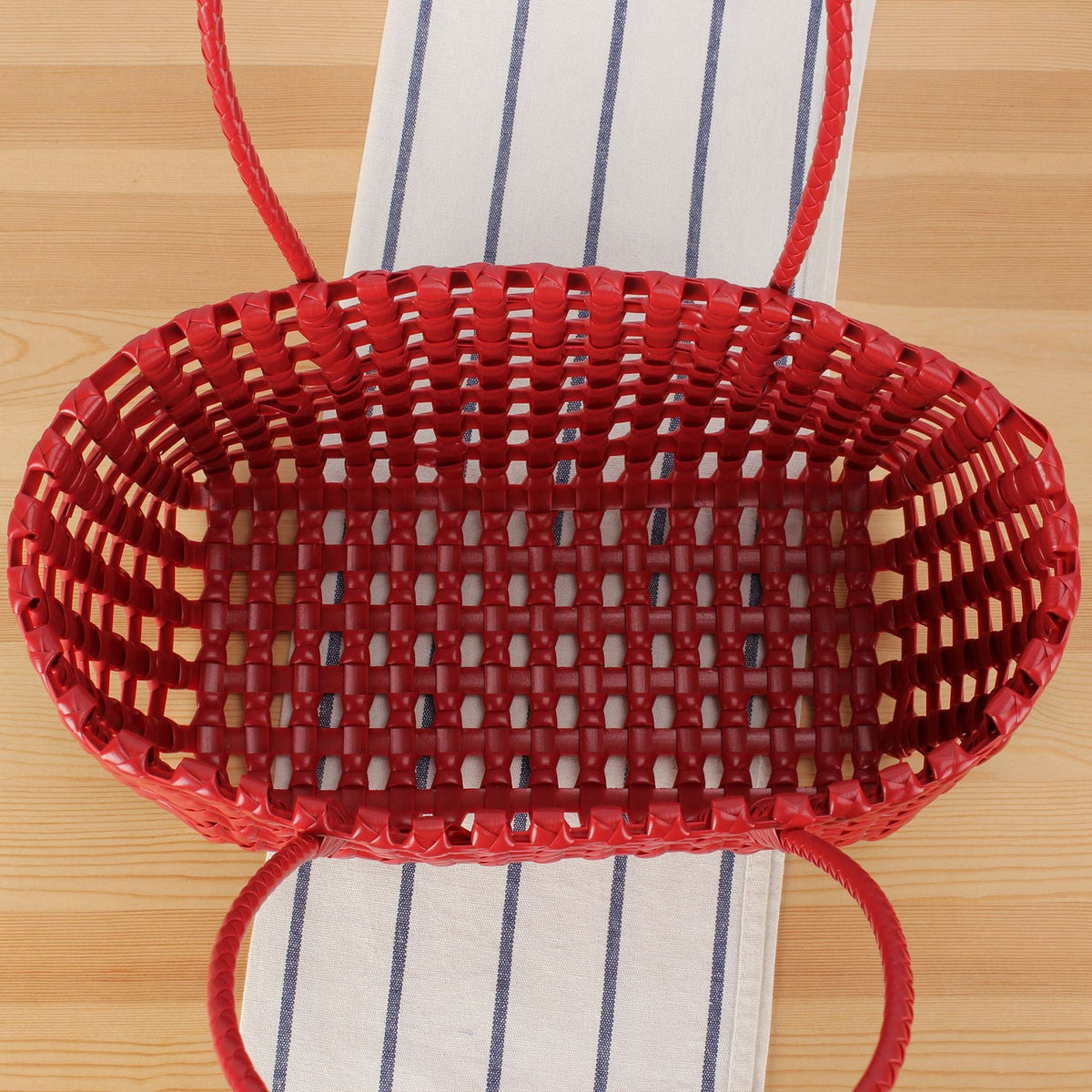 Stylish willow bag with modern grid design LoungeYard — product view 3