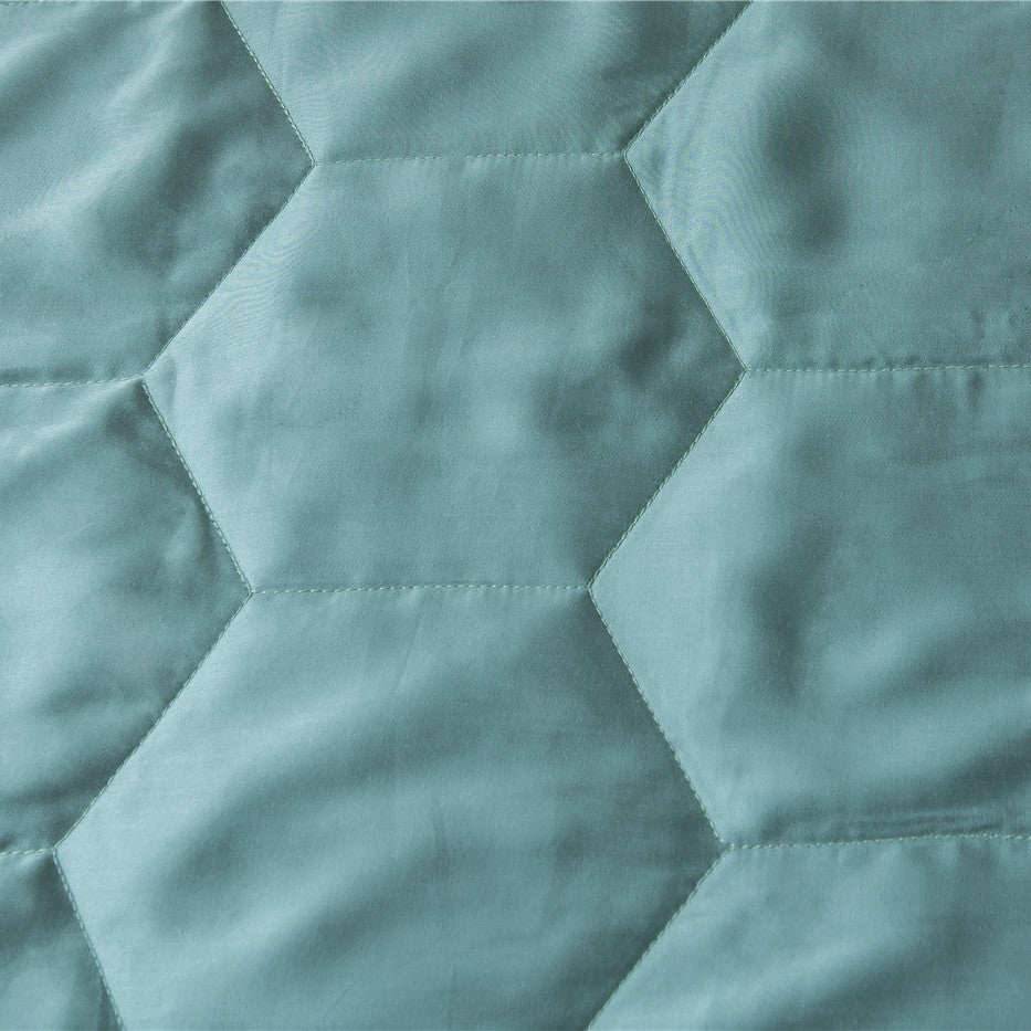 Quilted Comfort Throw Blanket LoungeYard — product view 4