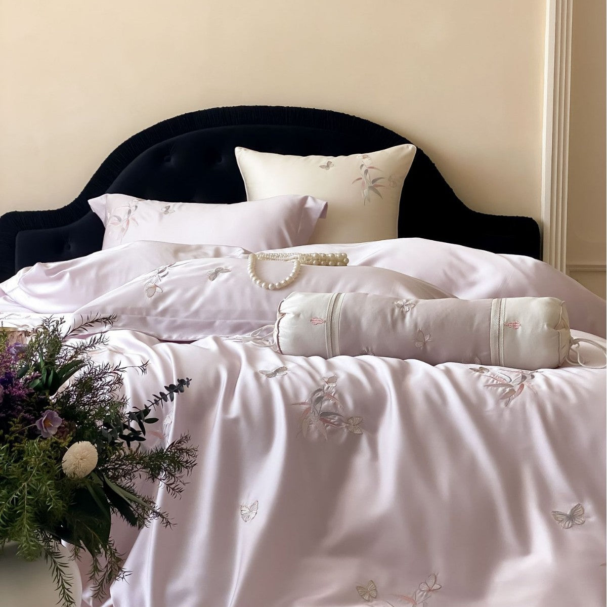 Luxurious satin bedding set with fine embroidery — product view 2