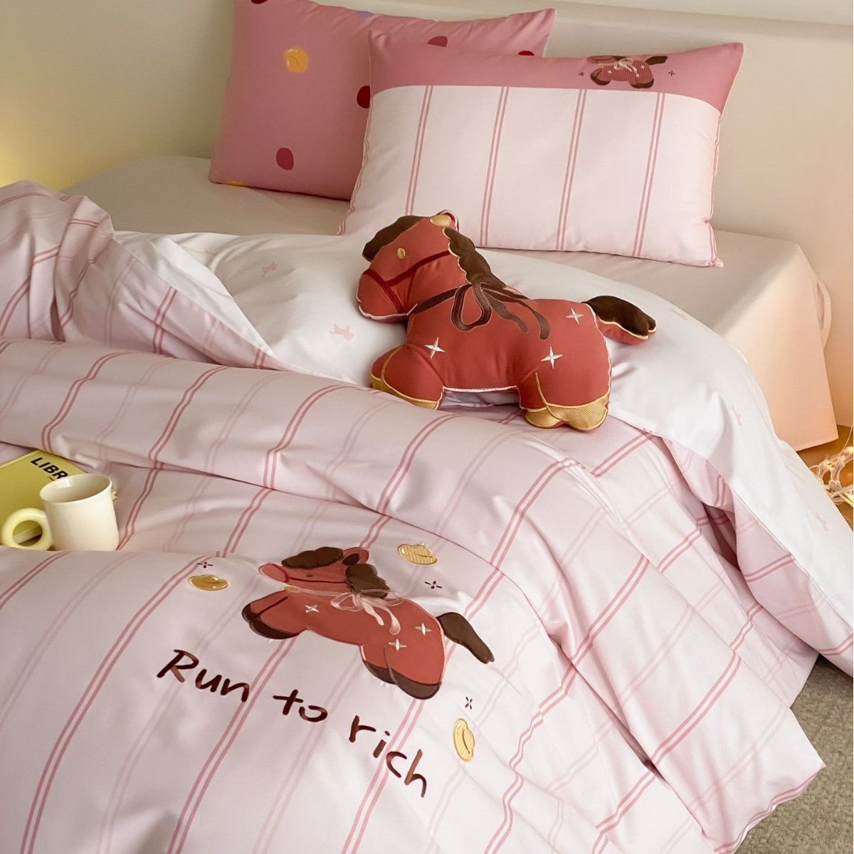 Children's bedding set with striped design and appliquéd horse motif — product view 2
