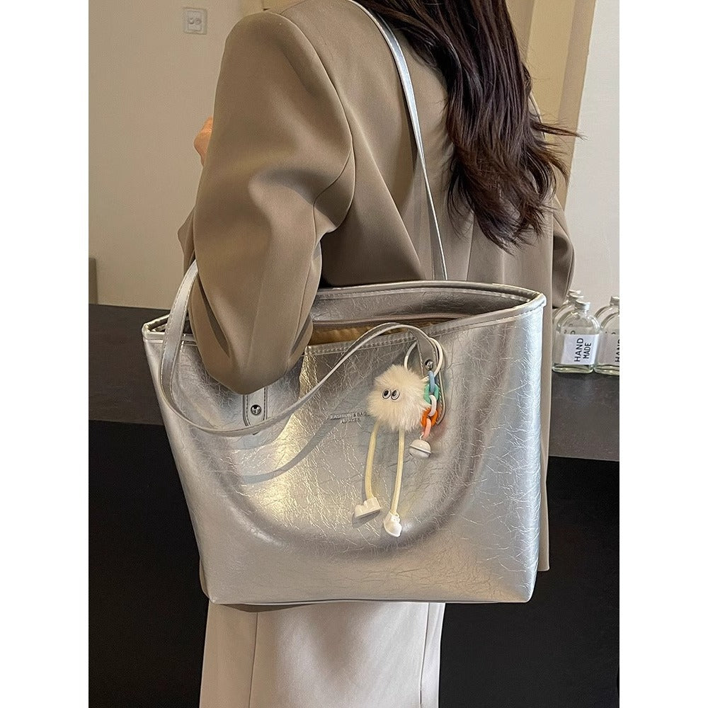 Versatile Everyday Tote Bag LoungeYard — product view 3
