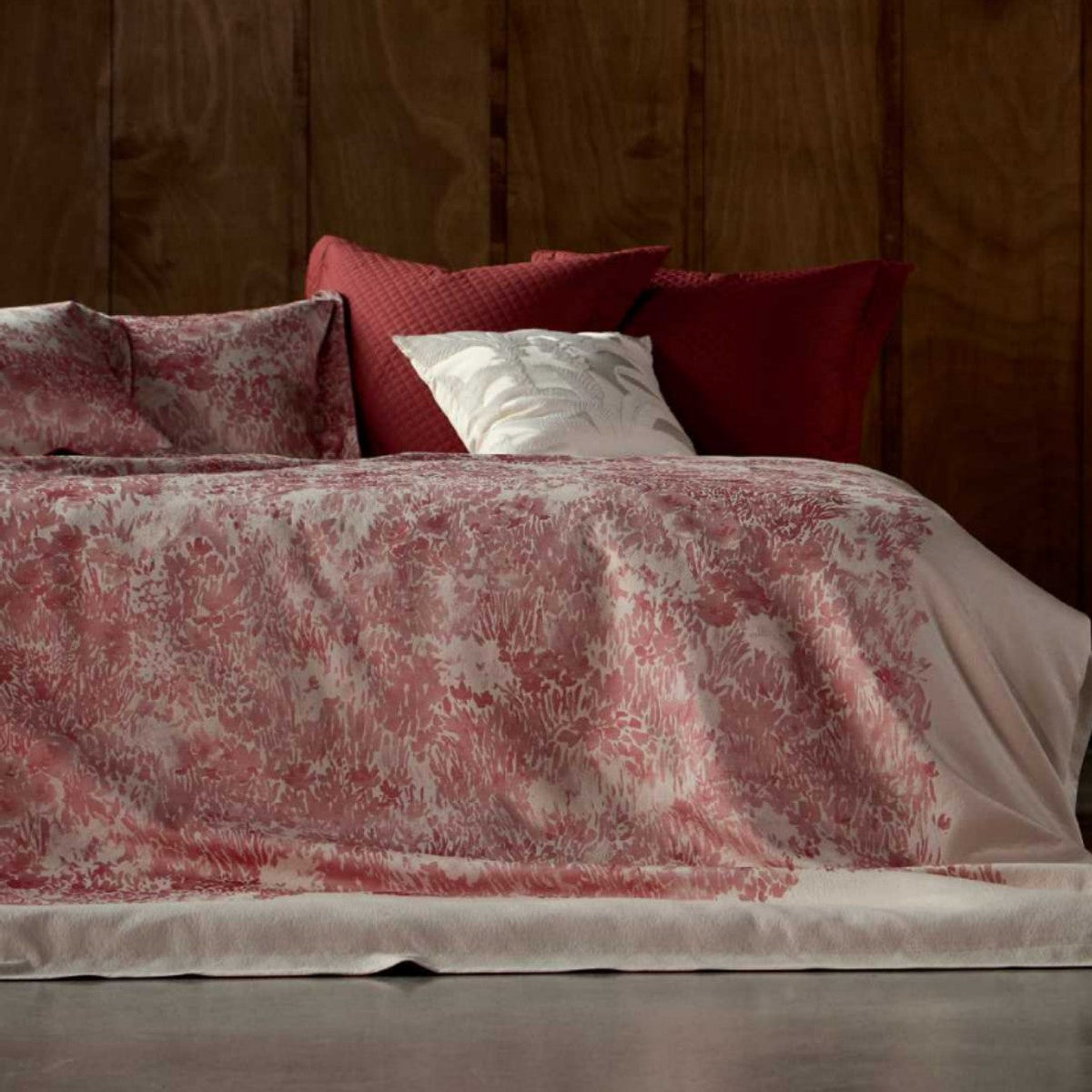 Bedding set made of cotton satin with floral jacquard bedspread and pillowcases — product view 1
