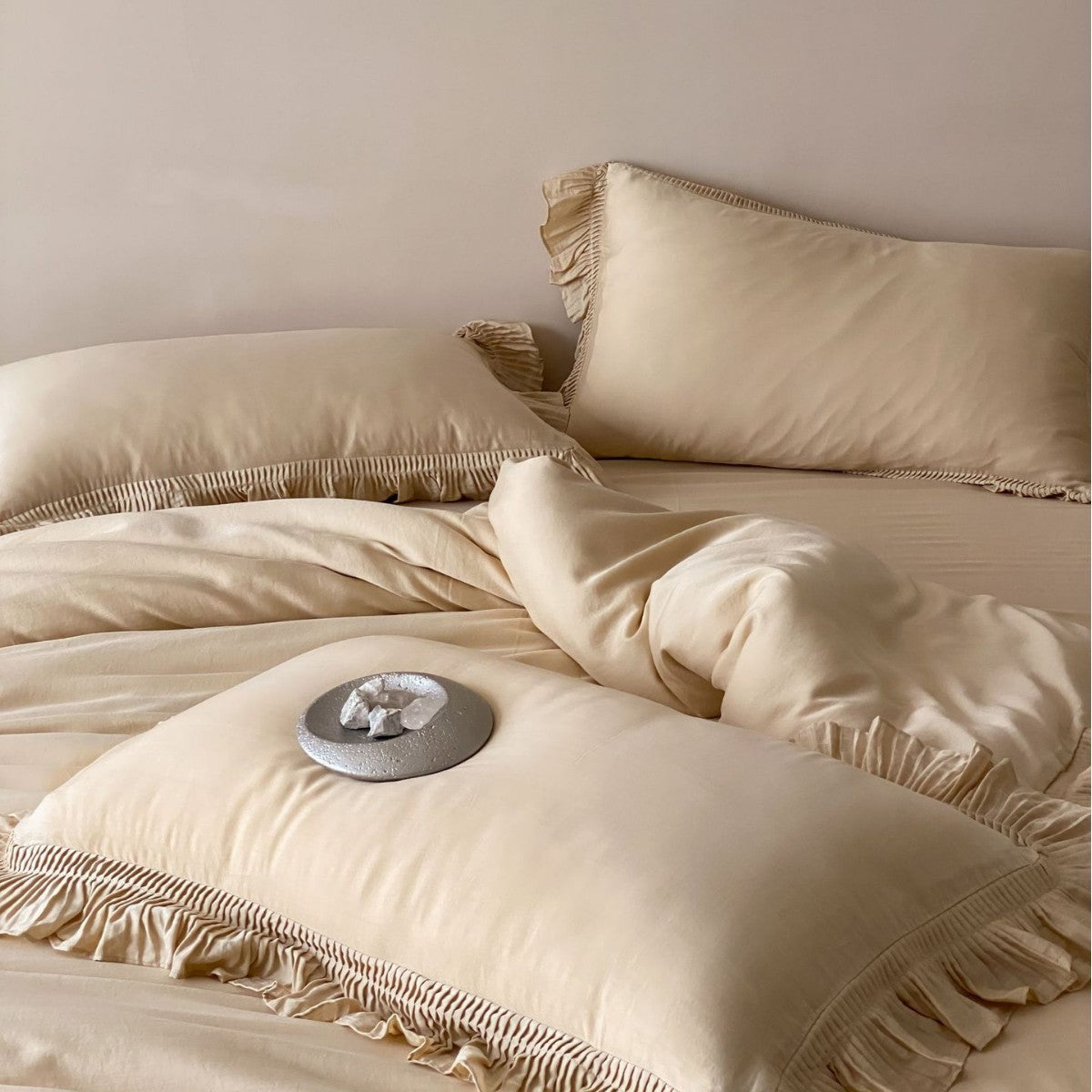 Bedding set made of high-quality cotton percale with gathered ruffle edges — product view 3