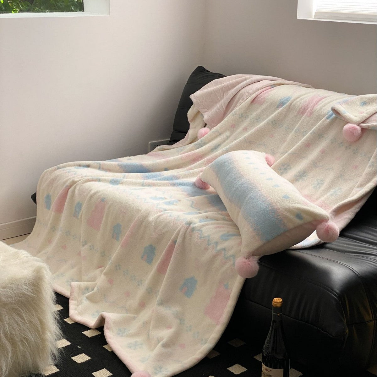 Soft blanket made of microfleece with pompom and Nordic bear pattern — product view 6