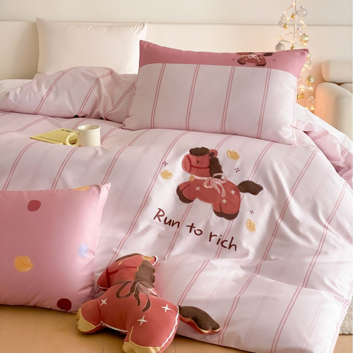 Children's bedding set with striped design and appliquéd horse motif — product view 1