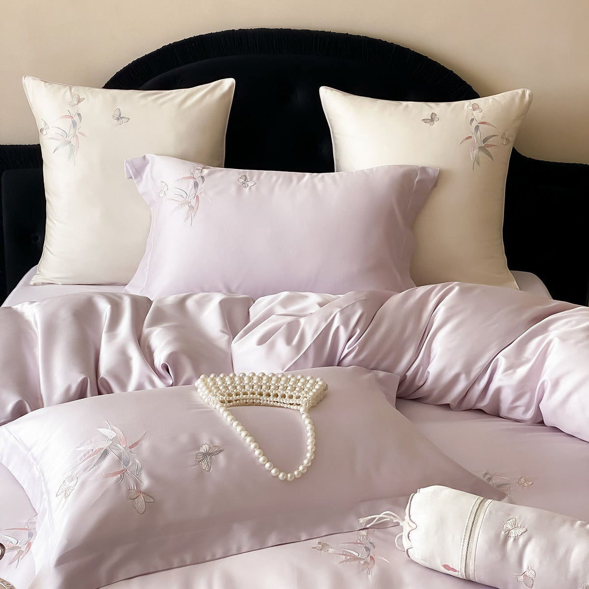 Luxurious satin bedding set with fine embroidery — product view 4