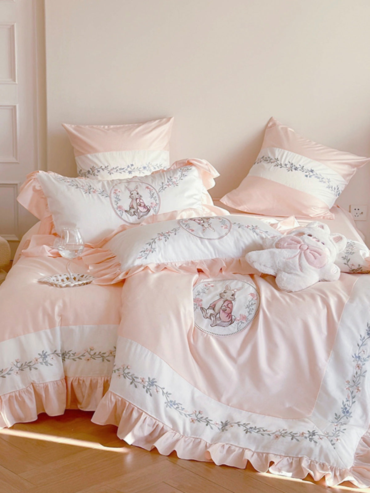 Bedding set with romantic ruffle edge and delicate embroidery — product view 3