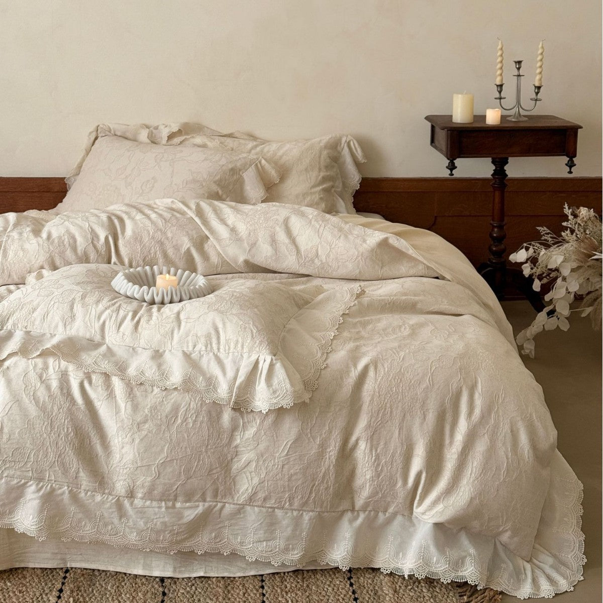 Luxurious jacquard bedding with lace trim and ruffle — product view 6