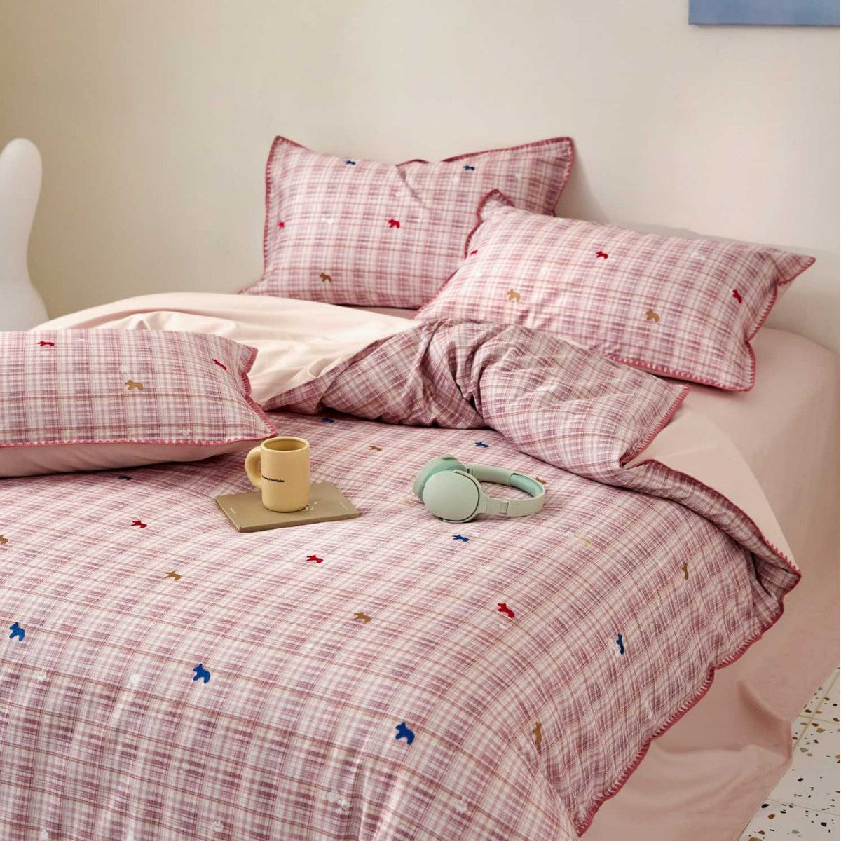 Checked cotton bedding set with delicate animal embroideries — product view 2