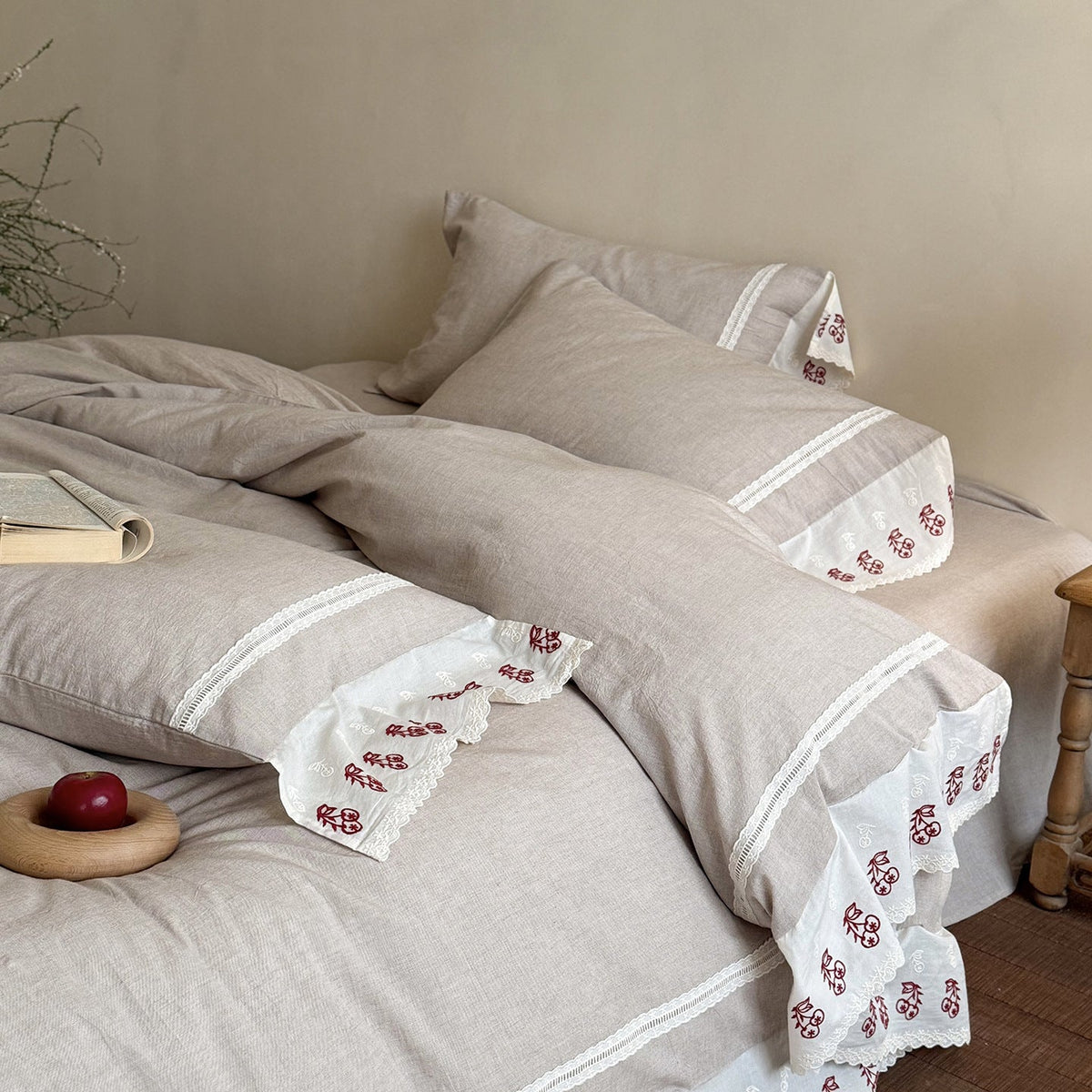 Linen bed linen set with embroidered lace borders — product view 2