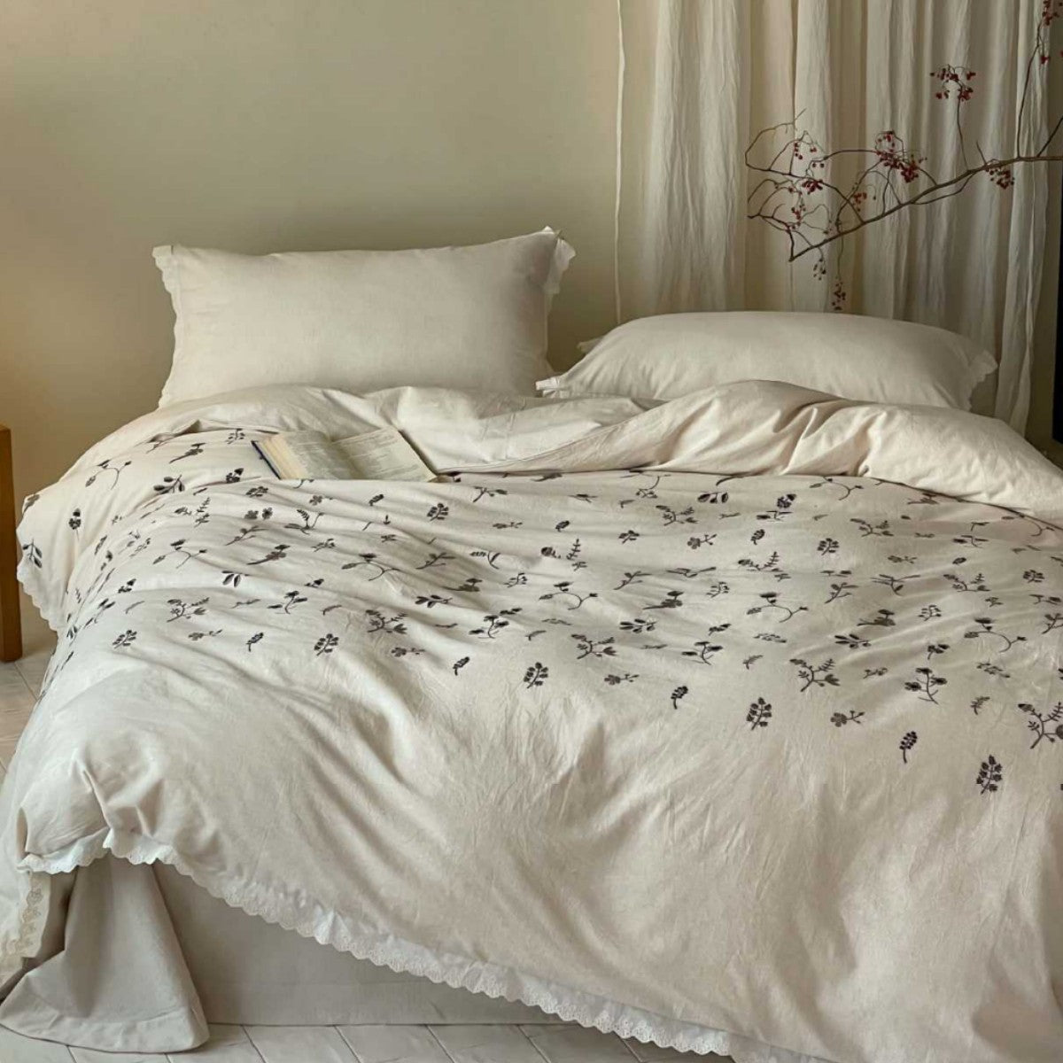 Cotton-linen bedding set with lace edge and subtle floral print — product view 2