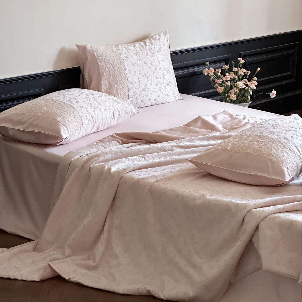 Luxurious satin bedding set with lace appliqué and jacquard pattern — product view 5