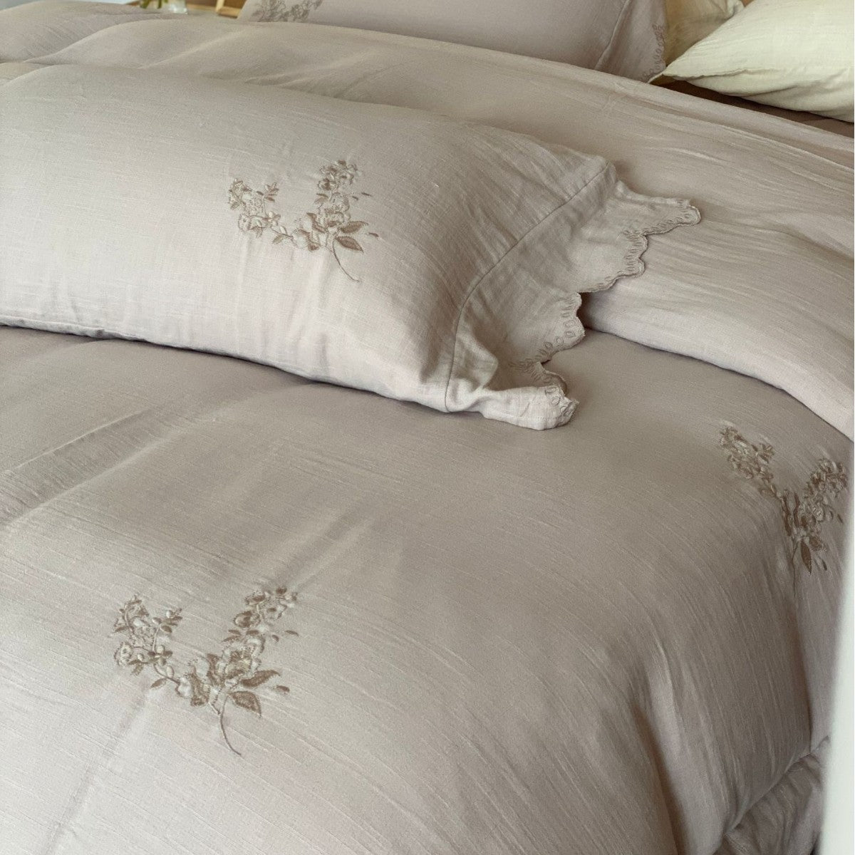 Linen look bedding set with floral embroidery and wavy hem — product view 3