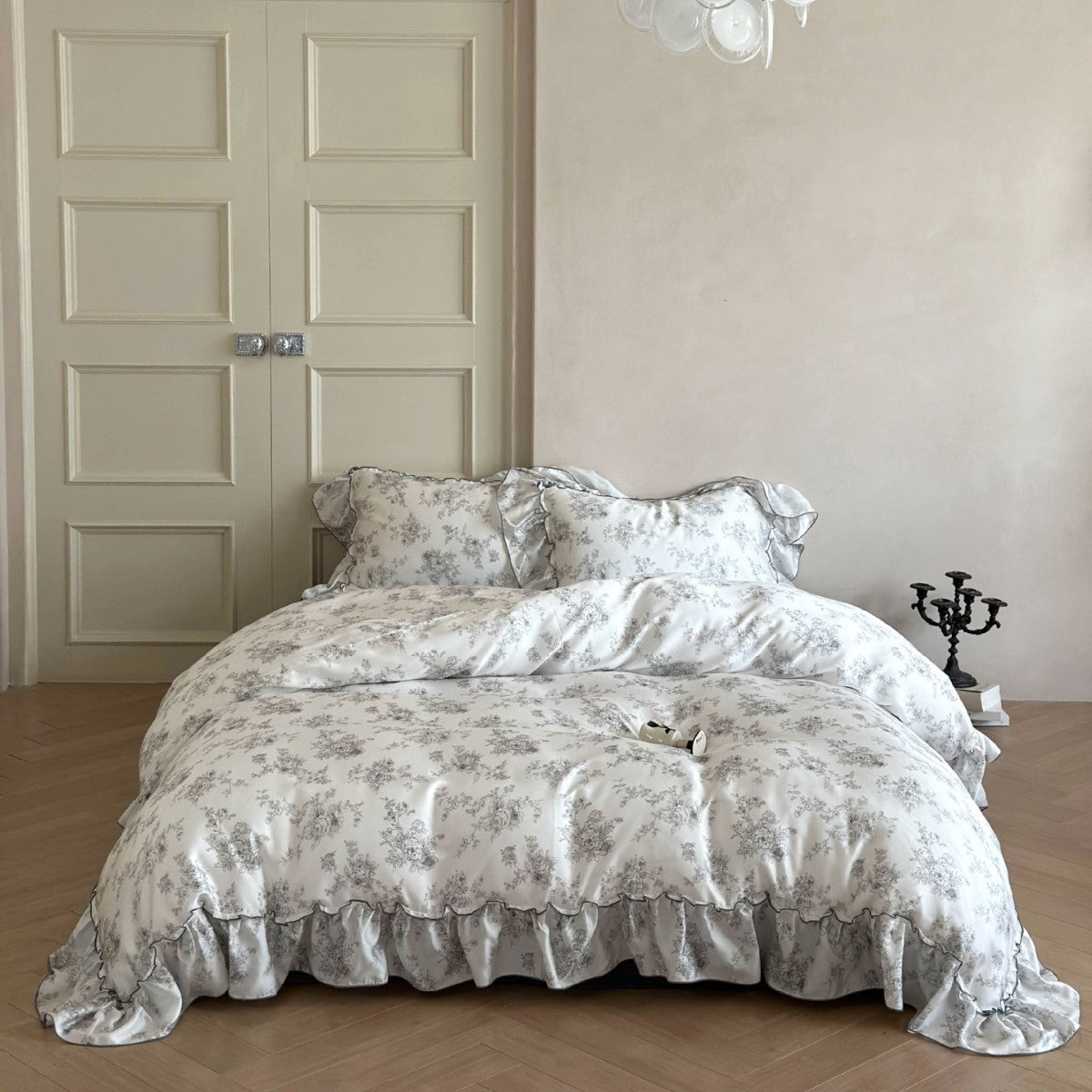 Elegant satin bedding set with ruffled edge and Toile-de-Jouy motif — product view 6