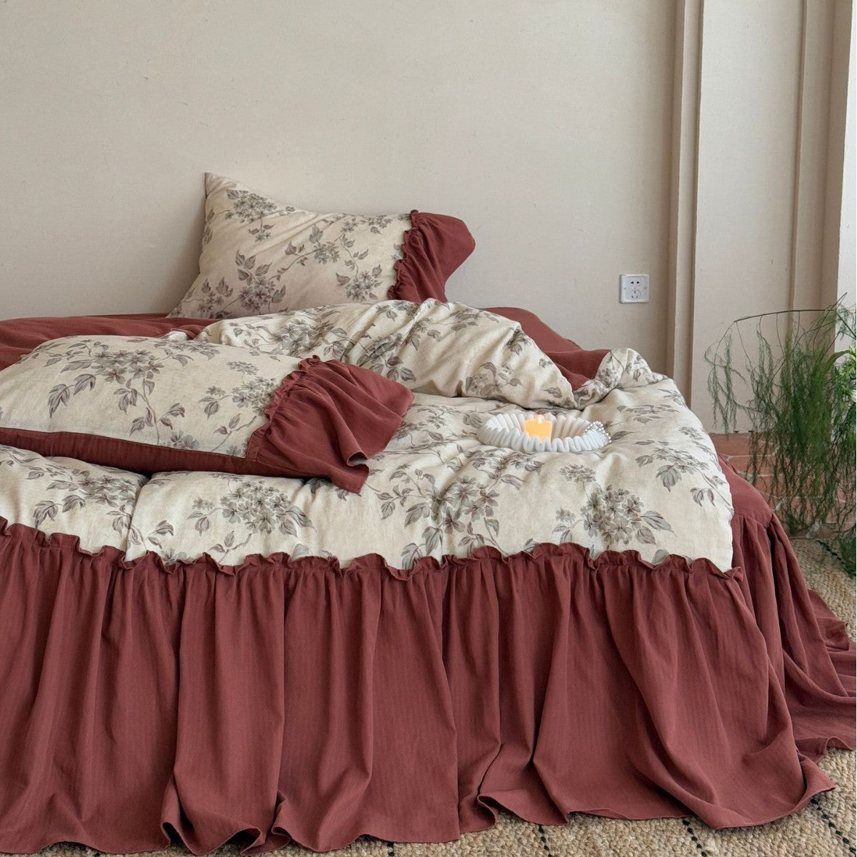 Romantic duvet cover set with ruffle and vintage floral pattern — product view 6