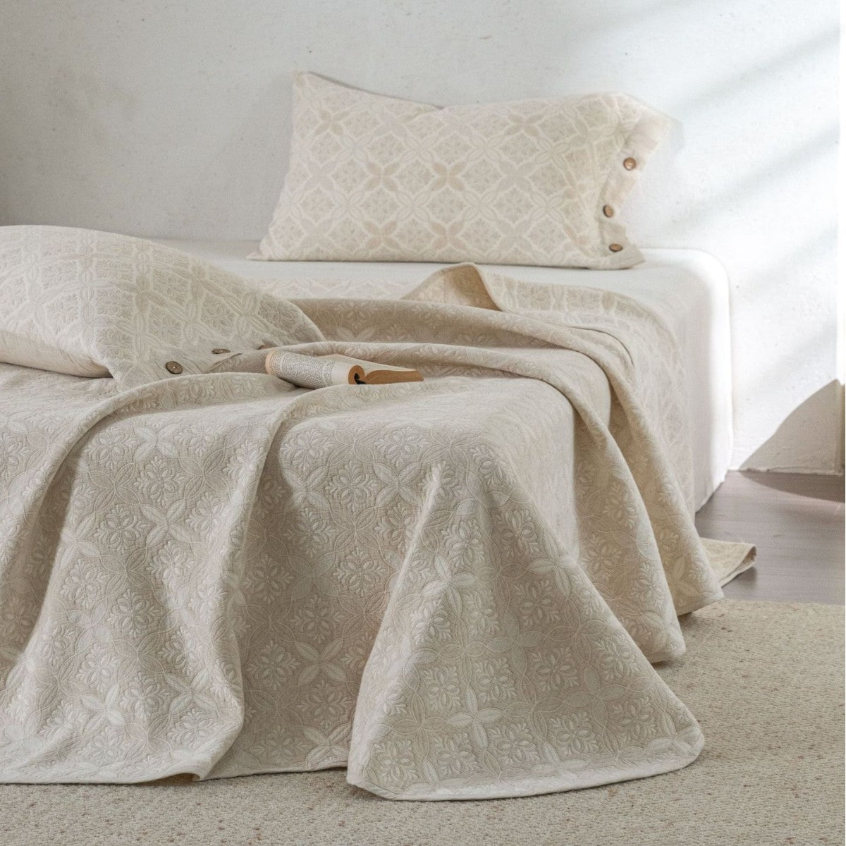 Jacquard bedspread with pillowcase and button closure — product view 5