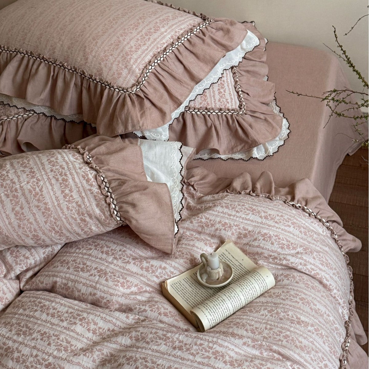 Bedding set with vintage ruffles, reversible cover and lightweight comforter — product view 3
