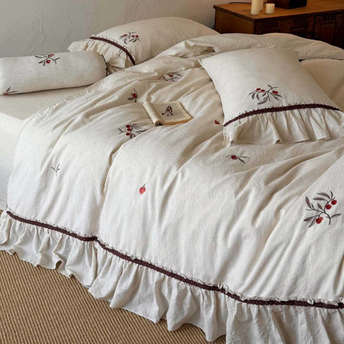 Cotton-linen bed linen set with ruffled hem and embroidered berry designs — product view 2