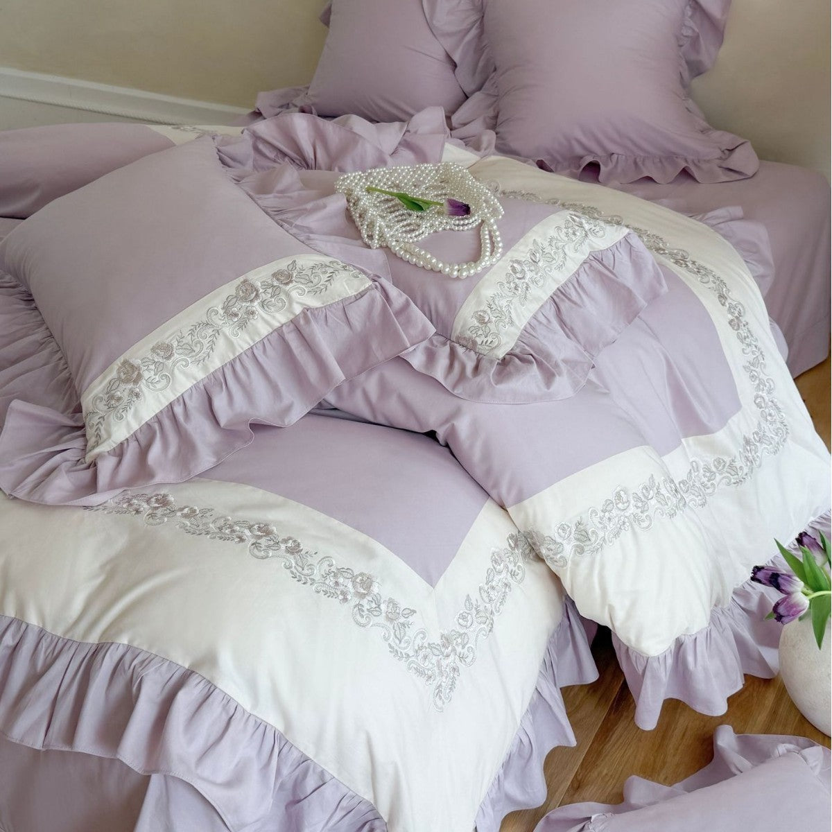 Designer bed linen set with ruffle hem and fine border embroidery — product view 1