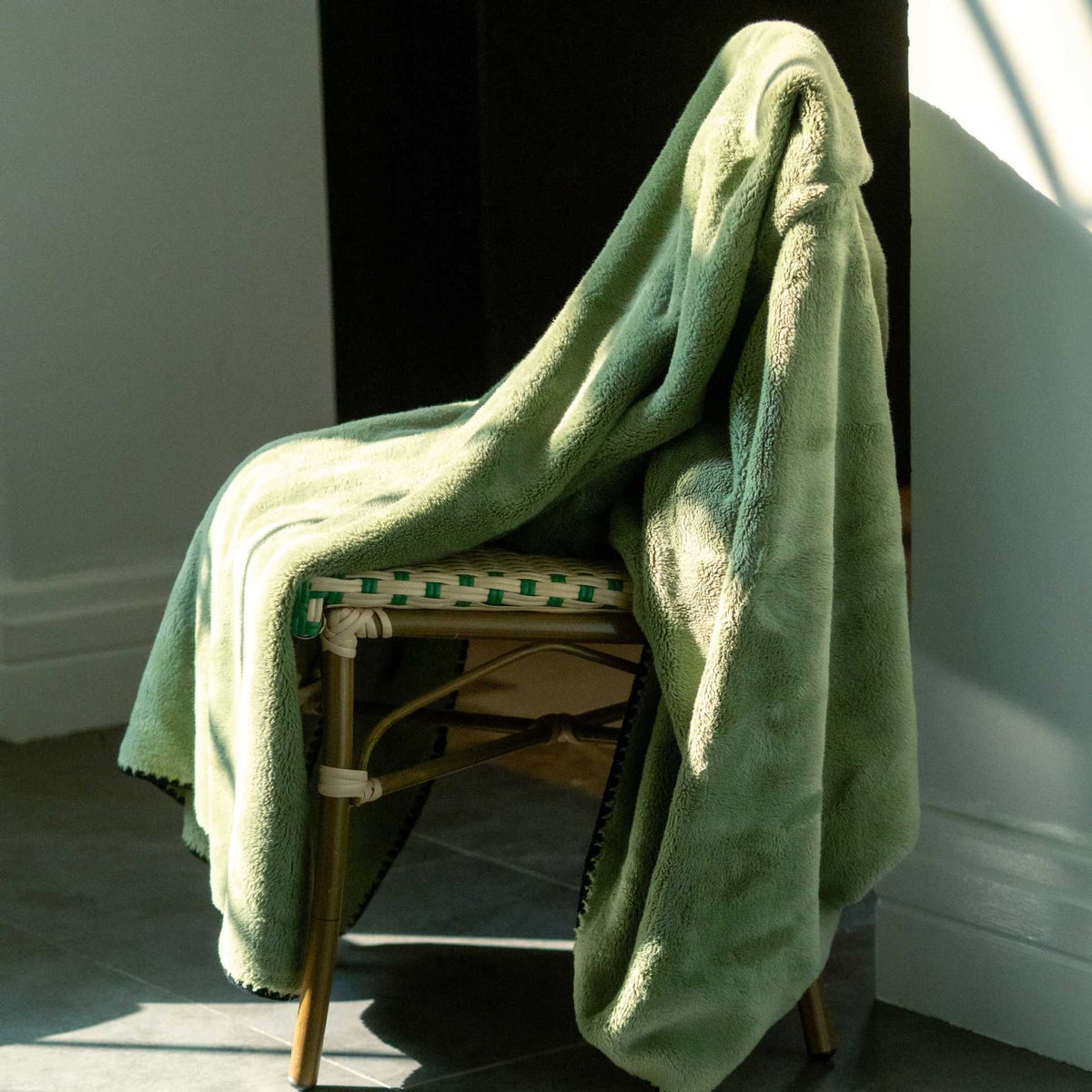 Soft Plush Throw Blanket LoungeYard — product view 1