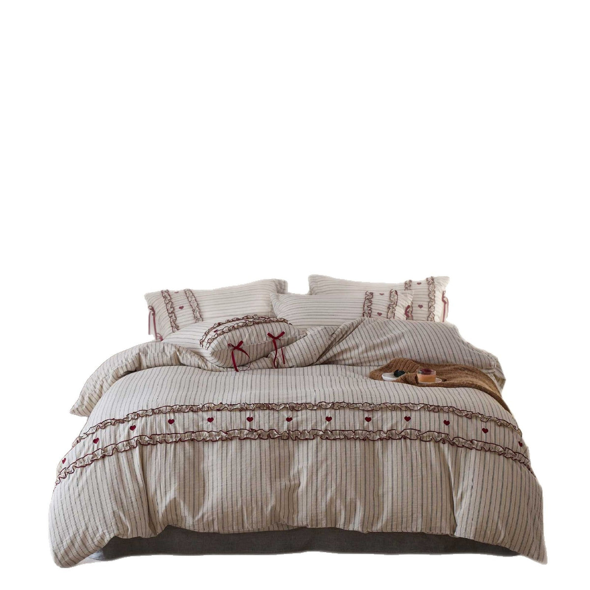 Striped bedding set with ruffles and heart applique — product view 5