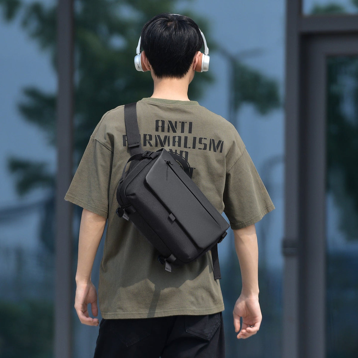 Messenger bag with versatile compartments and water-repellent material LoungeYard — product view 2
