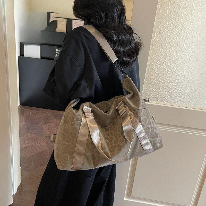 Lightweight Weekend Duffle Bag LoungeYard — product view 6