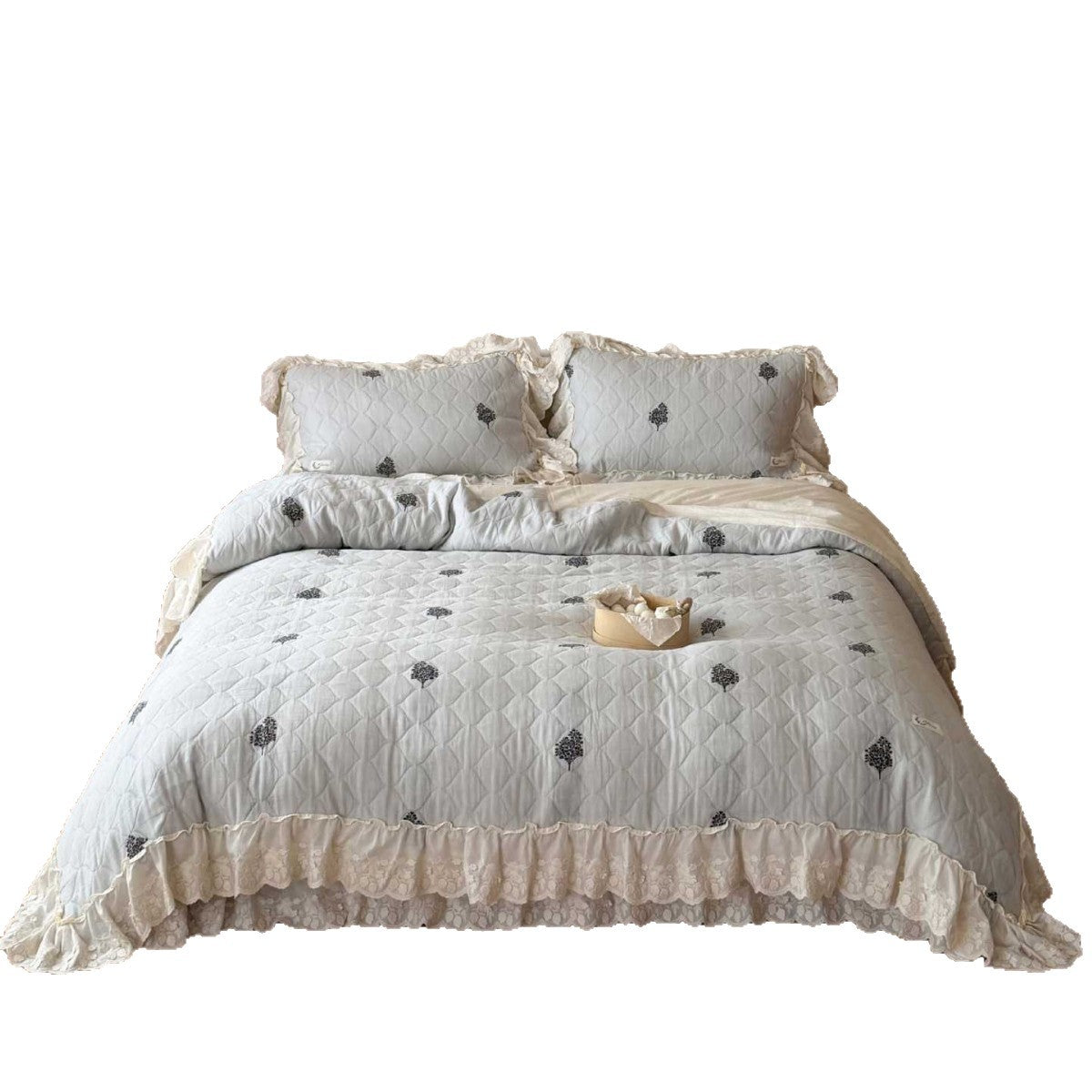 Ruffled quilt set made of cotton blend fabric with lace ruffle — product view 2
