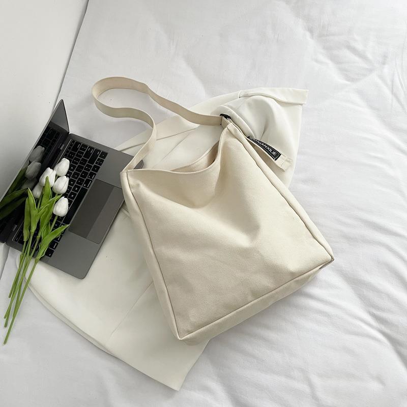 Casual Everyday Tote — product view 2