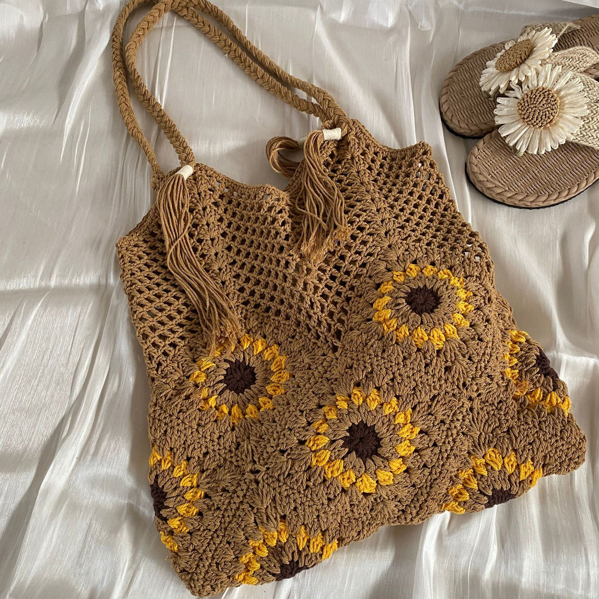 Macrame shopping bag with sunflower pattern LoungeYard — product view 4