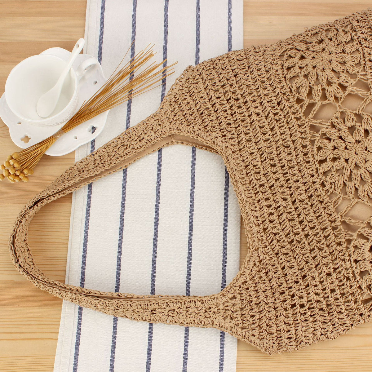Versatile straw shoulder bag with floral details LoungeYard — product view 2