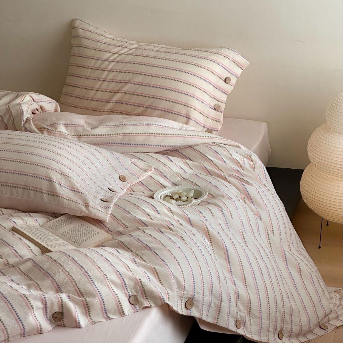 Striped cotton bedding set with wooden buttons and Oxford pillow — product view 1