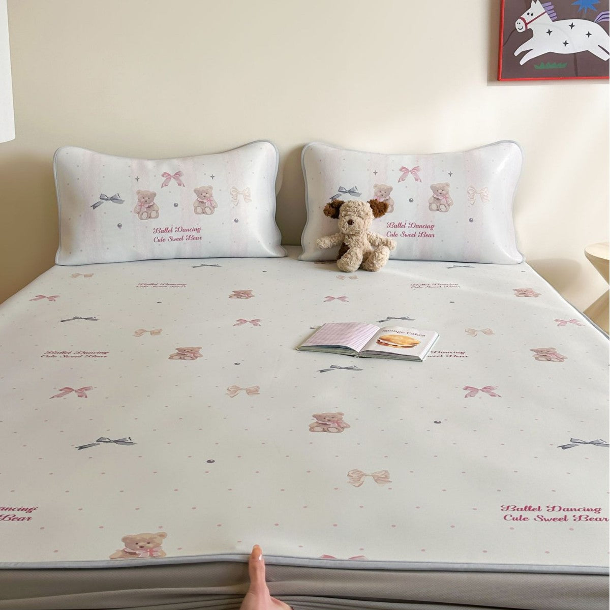 Floral fitted sheet set made of skin-friendly cotton with fine piping and slip-resistant underside — product view 4