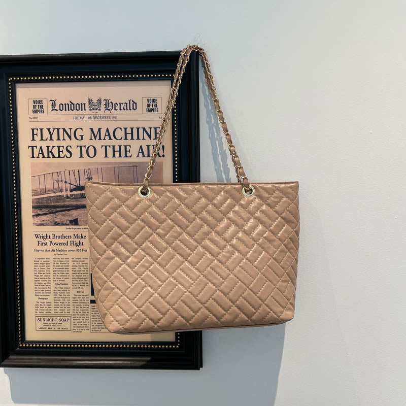 WoQuilted Tote Bag with Chain Handles LoungeYard — product view 3