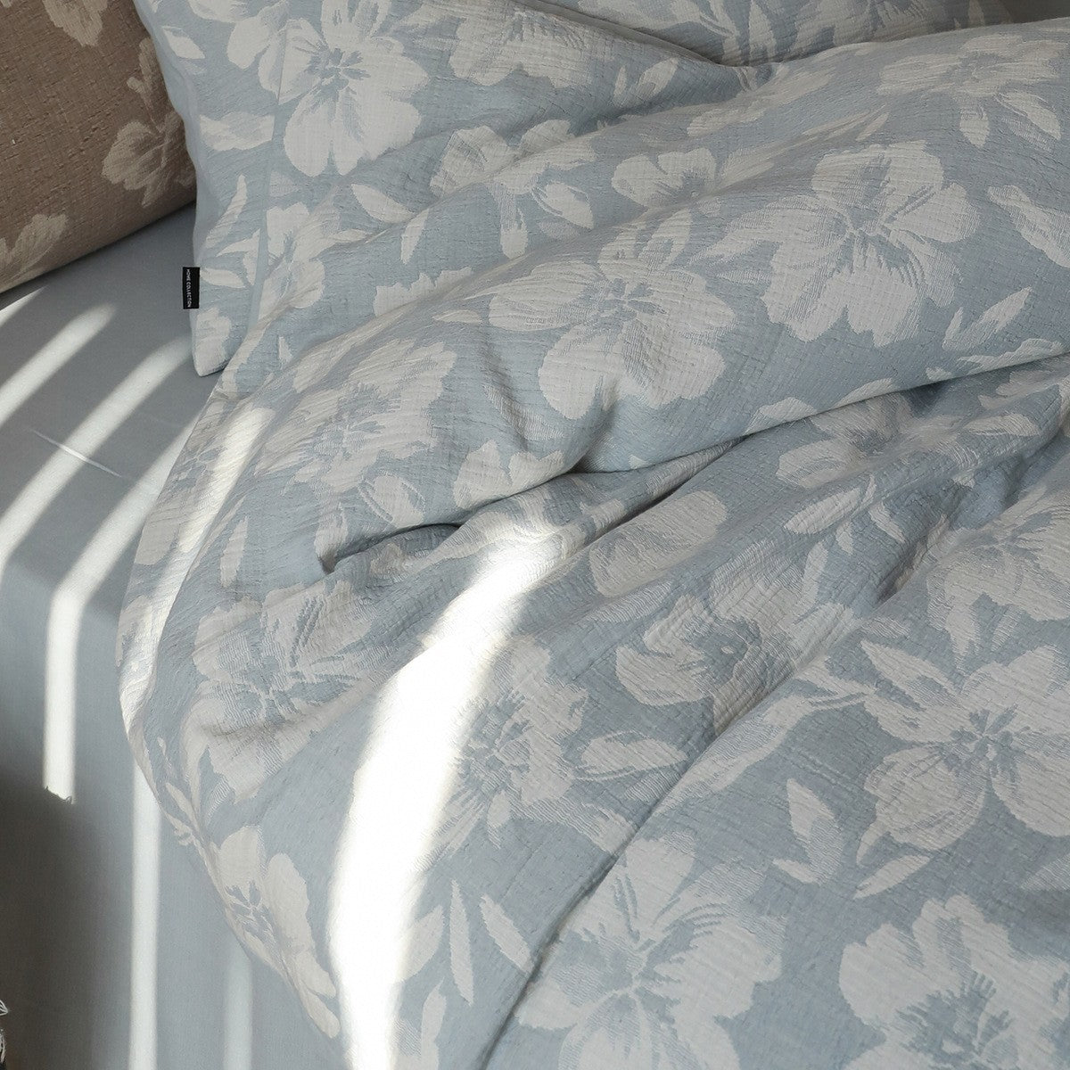 Luxurious cotton bedding set with quilted floral pattern — product view 2