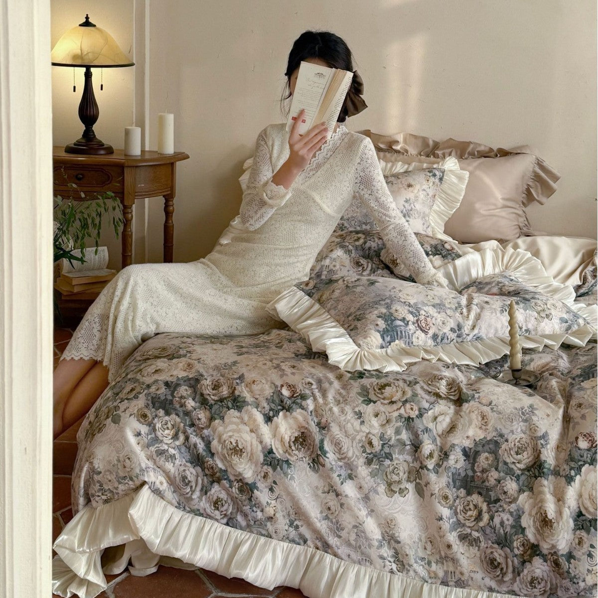 Shabby-Chic Duvet set with relief woven rose jacquard and satin ruffles — product view 2