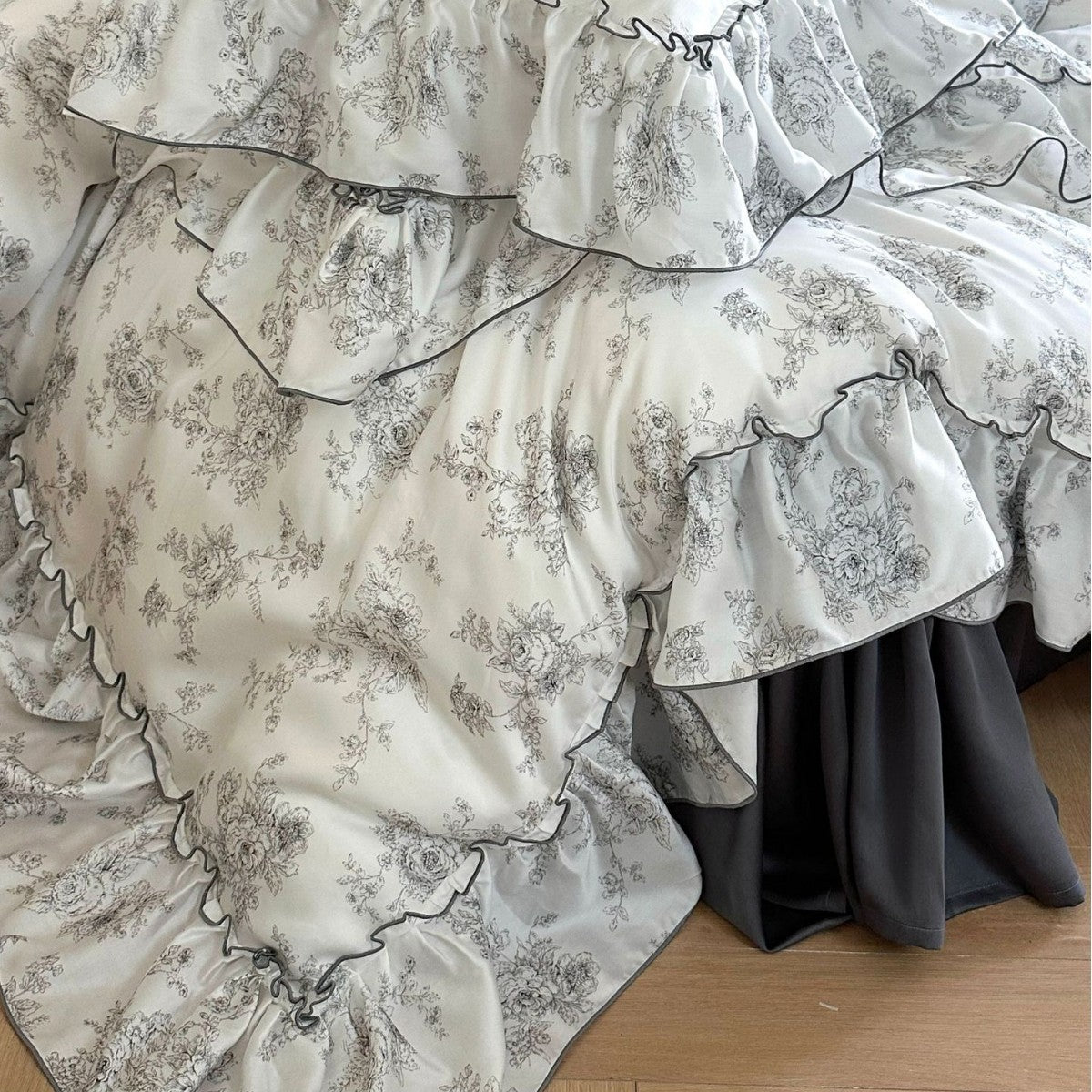 Elegant satin bedding set with ruffled edge and Toile-de-Jouy motif — product view 4