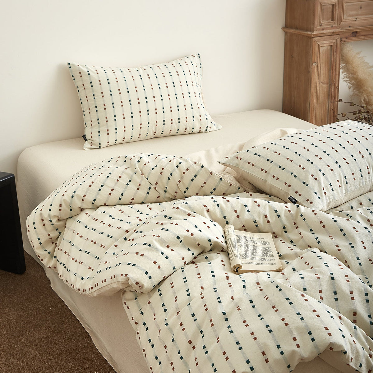 Bedding set made of cotton percale with fine geometric dot stripes — product view 4