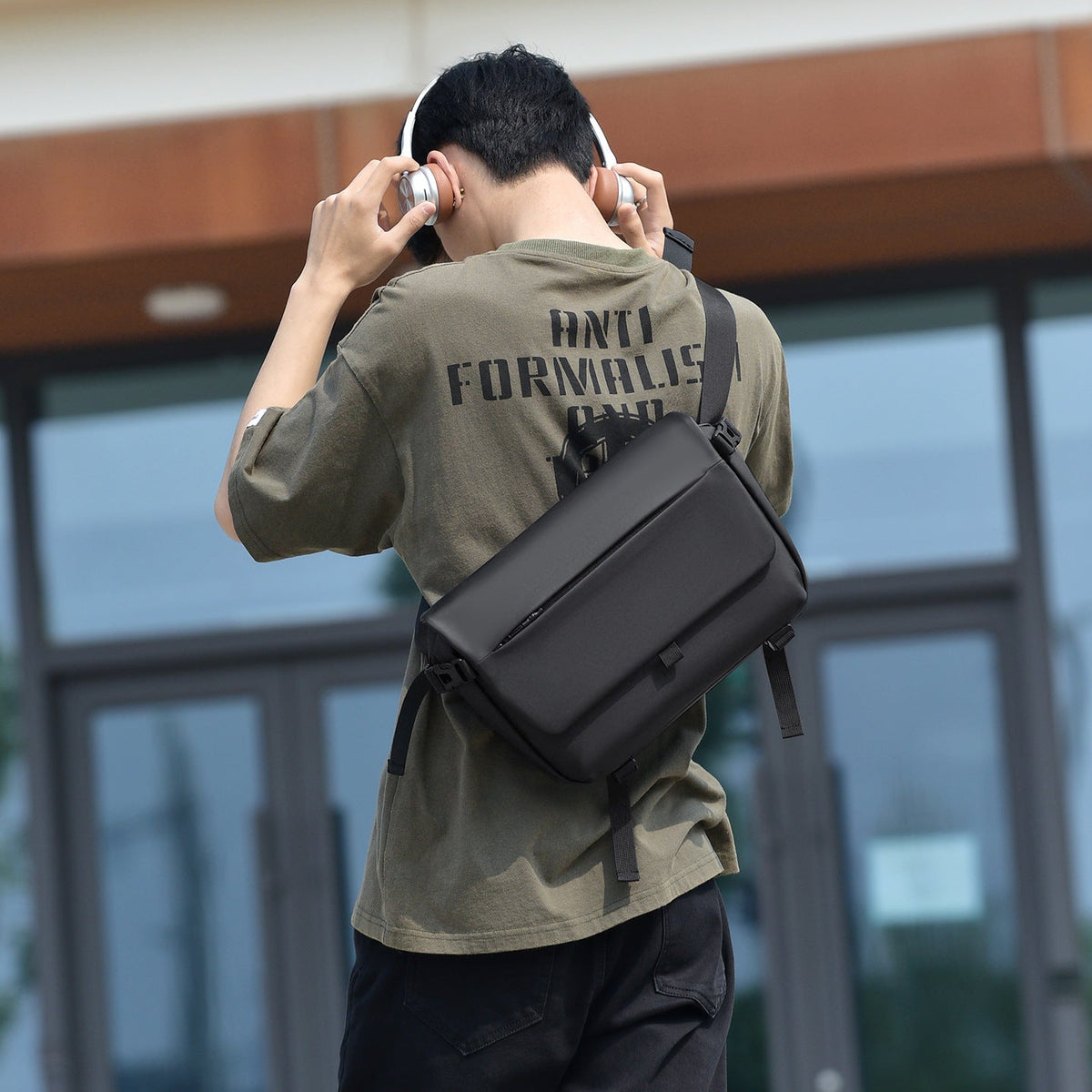 Modern Waterproof Messenger Bag LoungeYard — product view 2