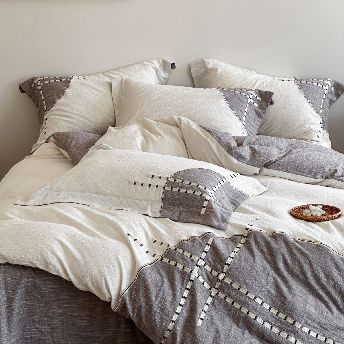 Reversible bedding set made of cotton-linen blend with embroidered check pattern — product view 1