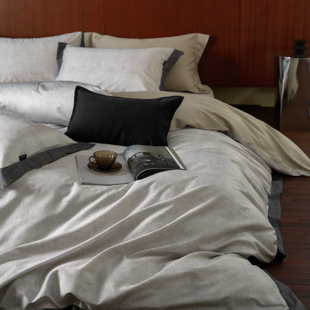 Luxurious velvet bedding set with contrast border — product view 4