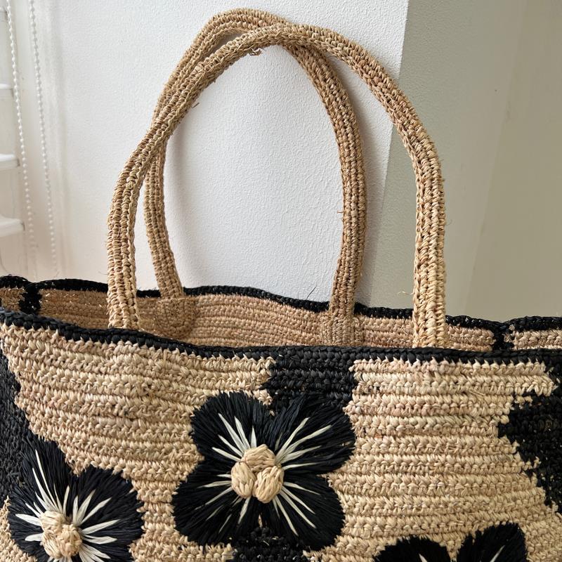 Handcrafted beach bag with floral design LoungeYard — product view 3