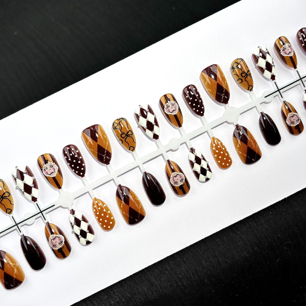 Artistic Press-On Nail Art Set with Unique Patterns — product view 2