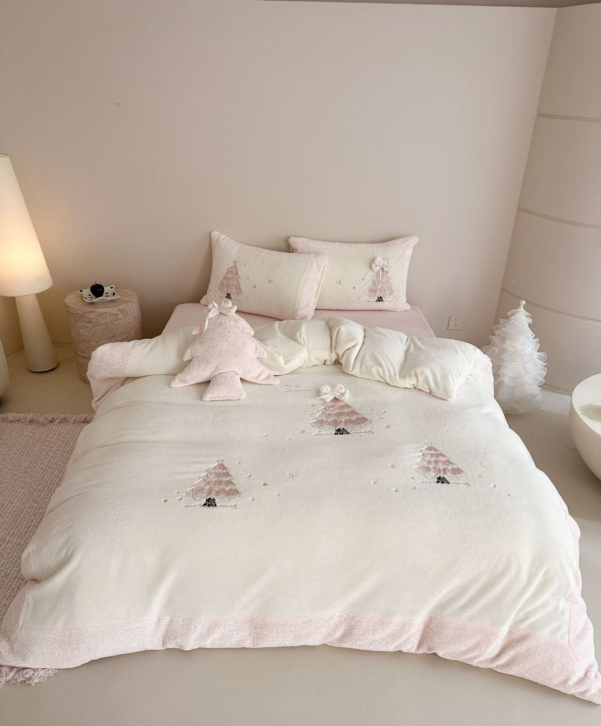 Cozy children's bedding set with 3D Christmas tree appliqué and velvet trim LoungeYard — product view 6