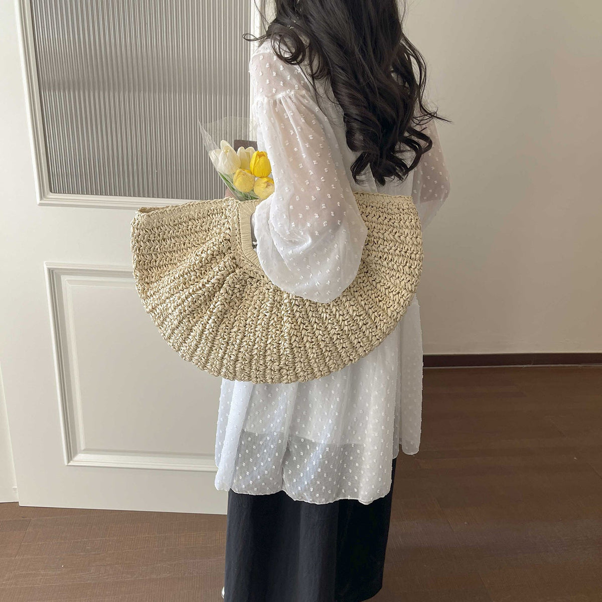 Handcrafted straw bag with elegant pleats LoungeYard — product view 2