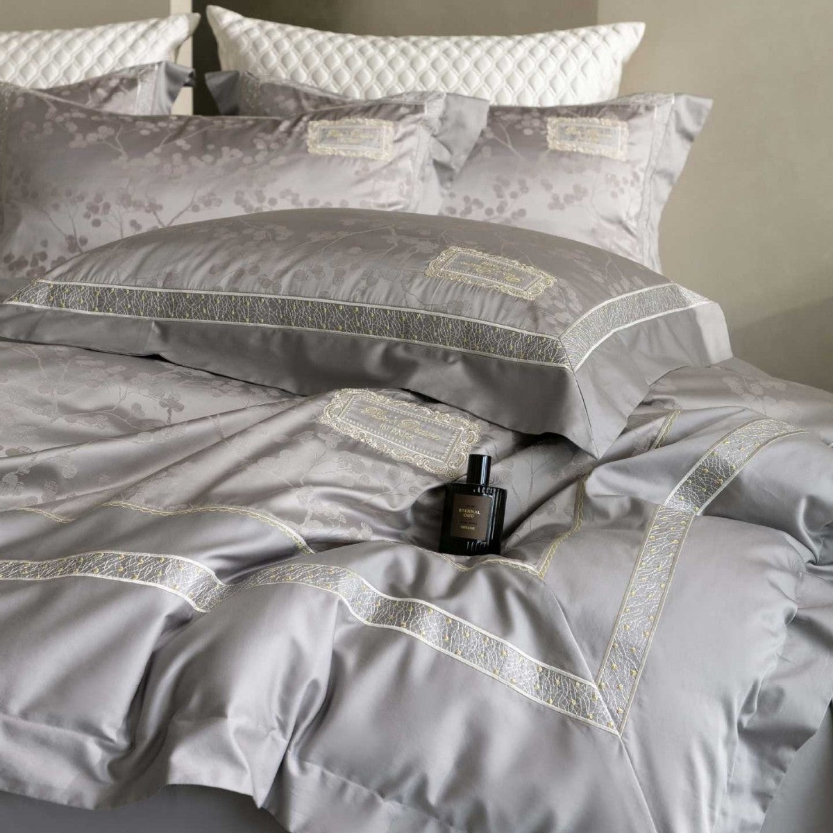 Luxurious satin bedding with jacquard floral pattern and lace trim — product view 2