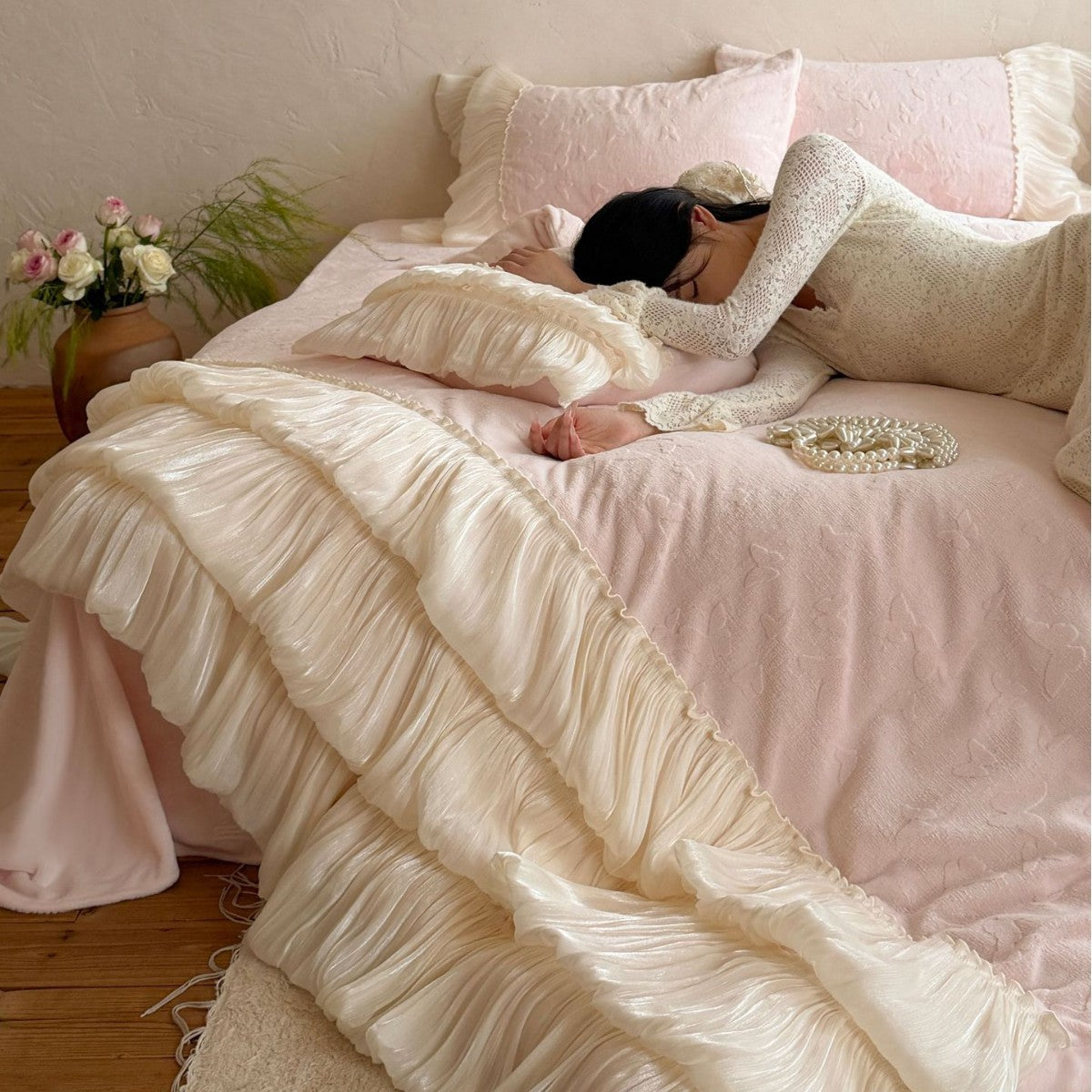 Bedding set with quilted jacquard structure and pleated ruffle — product view 1